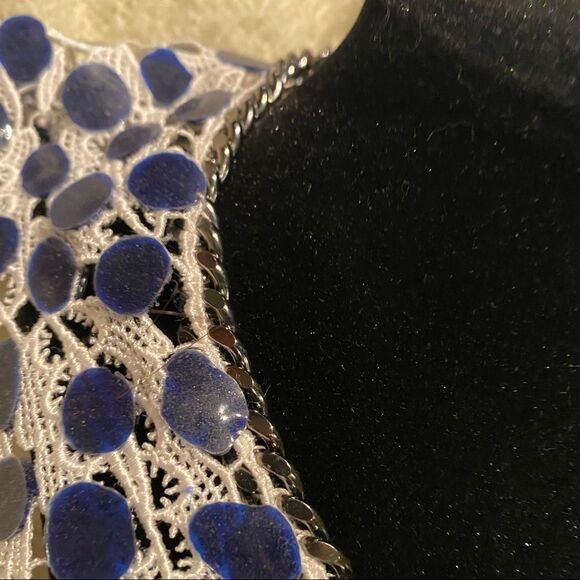 Unique fabric and metal collared choker cottage - Picture 6 of 8